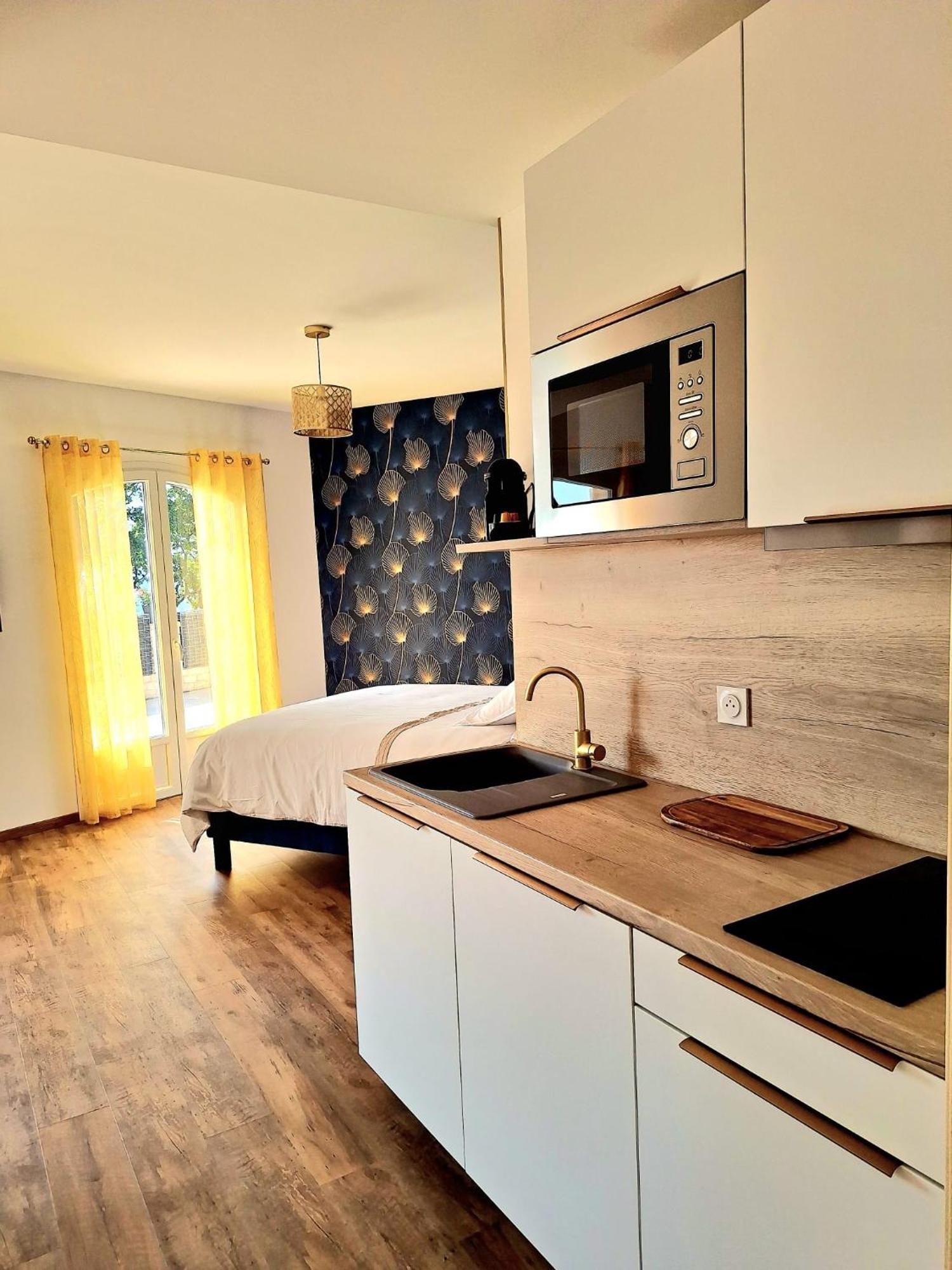 Aparthotel Domaine De La Mautanne à Sainte-Tulle Extérieur photo